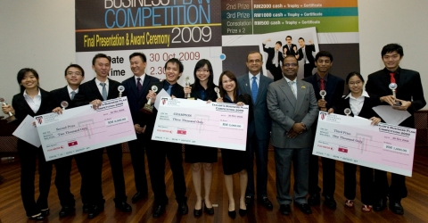 荣获商业概念竞赛首三名的赢家与赞助商合照。（左四为Wong Kok Seng先生；右五为Jeremy Nasrulhaq先生；右四为Pradeep Nair先生。