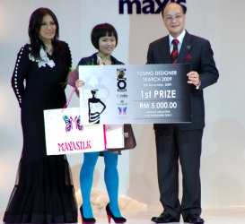 Lee Jinx Yiing receiving her award for the BDA Young Designer Search 2009-photo courtesy of tongue & chic