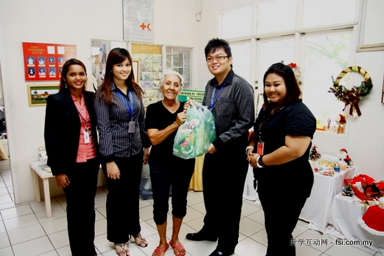 Curtin Sarawak staff donate to charity