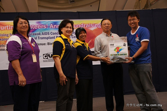 Handing over of donations by Wong Kah Wai to Rahmah Wahap-Nicholls, witnessed by YB Andy Chia