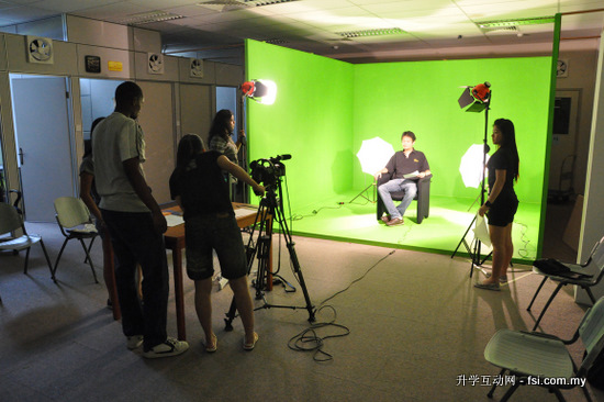 Lu Zhou Youth Centre Corporate Video: Students Ibrahim Zahir Noora (producer), Ting Mei Mei (director), Choo Tuong Wee (editor), Njiiri Eric Maina (camera), Teng Shing Yee (sound) filming interview with Jason Ting.
