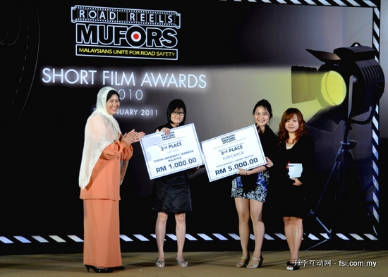 MUFORS chairman Dato’ Noorizah Hj Abd Hamid (left) presenting mock cheques to (L-R) Kee Fong, Cecilia and Irene.