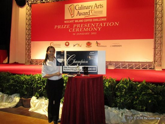 Yap Wai Yee自豪的与奖项合影。