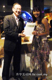 Lee Car Rol (right) receiving her certificate from PAM President Ar. Boon Che Wee.