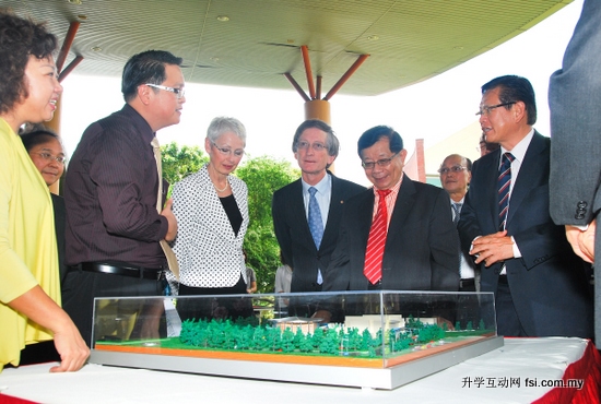 Prof Jeanette Hacket, Dr Jim Gill, Datuk Patinggi Tan Sri Dr Gerorge Chan and Datuk Lee Kim Shin examining a model of the new Chancellery