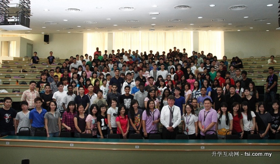 The new undergraduate students with Pro Vice-Chancellor Professor Kerr