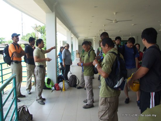 Park warden Encik Haidar briefing Sarawak Forestry Corporation rangers and Curtin students at the start of the cave cleanup