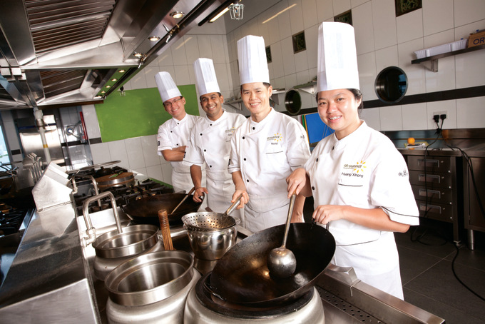 香阳环球厨师学院拥有来自全世界不同国家与与区域，并拥有不同文化背景与经验的老师
