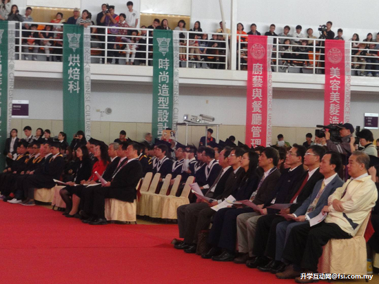 侨务委员会长官以及9所大学代表莅临典礼会场。