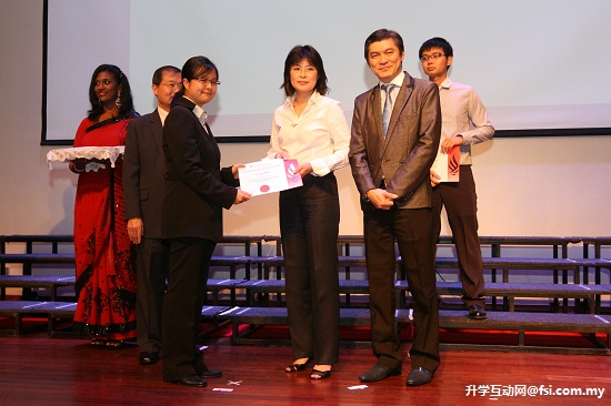 陈唱集团陈唱集团人才招聘及奖励管理部门的副总经理Wan Mun Yee 颁发现金及职业聘书来奖励表现卓越的一名学生。