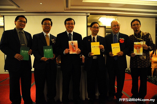 Promoting new publications of UTAR ICS (from left): ICS Deputy Dean Dr Chong Siou Wei, Prof Ho, Dato' Dr Hou, Prof Chuah, Prof Lim, and ICS Chinese Studies Department Head Dr Tee Boon Chuan