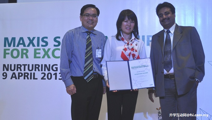 Curtin Sarawak electrical power engineering student receives Maxis Scholarship for Excellence Award
