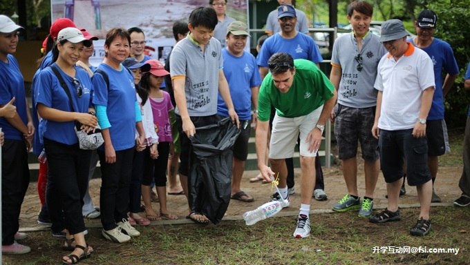 Curtin Sarawak and Miri Marriott in joint beach-cleaning event title=