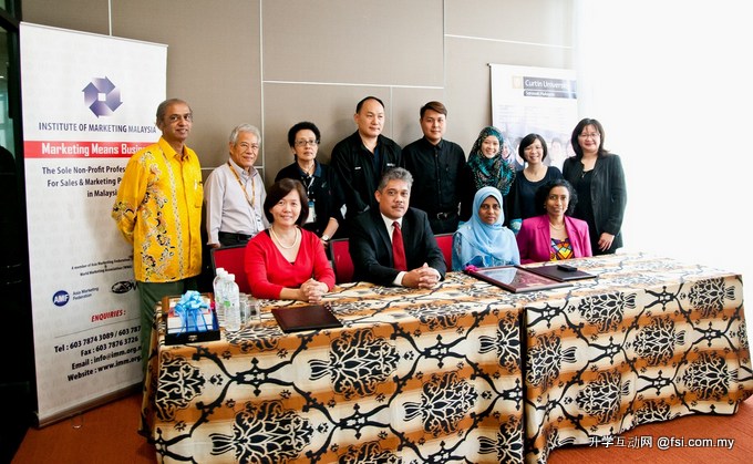 Representatives from Curtin Sarawak and Institute of Marketing Malaysia posing for a group photo.