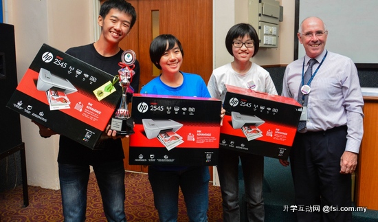 Chong Hwa Independent High School’s winning team happily received a HP Printer each from Mr Peter Hooenart, Dean of School of Computing, Engineering & Technology (SCET), APU (Right)
