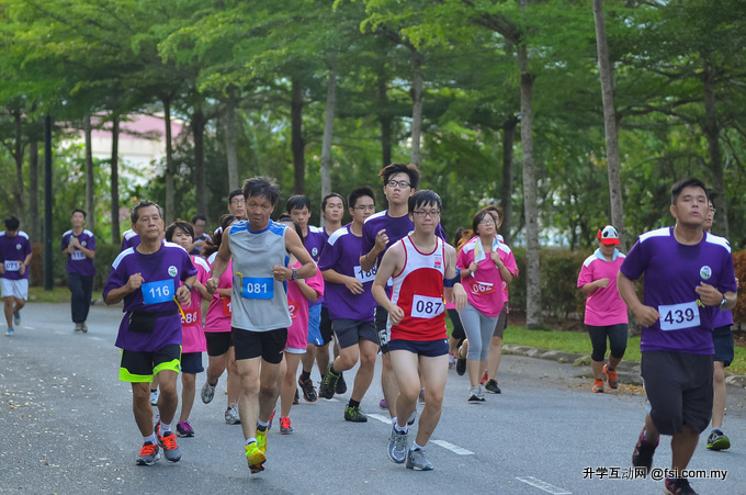 Participants during the run 