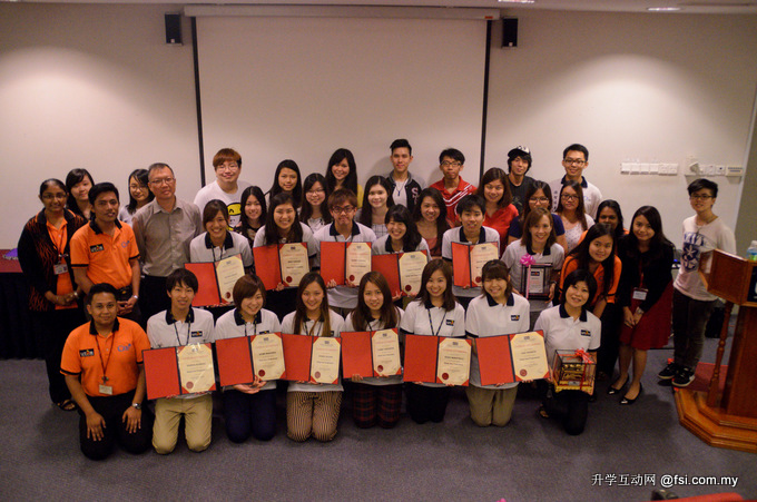Kwansei Gakuin University students posing for a group photo with their certificate of completion and (second row, third from left) Dr Teh, CEE staff and helpers