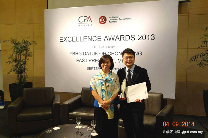 Ling posing with Acting Dean of School of Business Associate Professor Pauline Ho Poh Ling at the award ceremony.