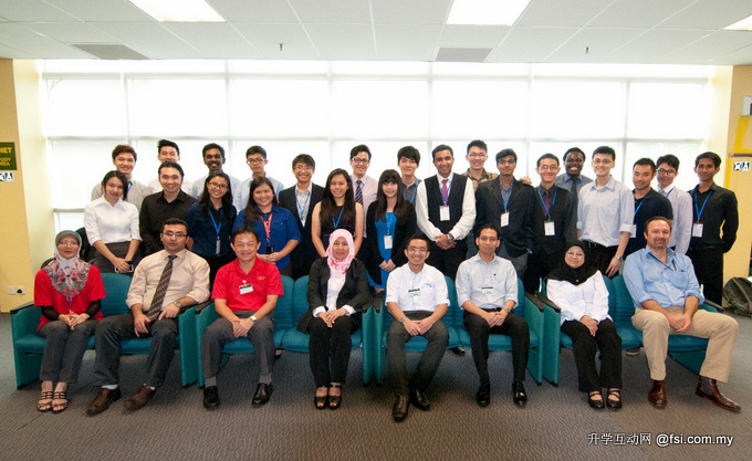 Students of Curtin Sarawak and industry representatives posing for group photo.