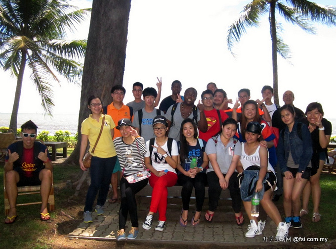 Posing for a group photo at the end of an enjoyable field trip.