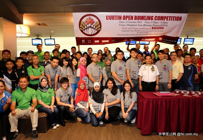  City councillor Robert Ayu (4th from right, second row), competition organising committee members and participants in a photo call during last year’s competition. 