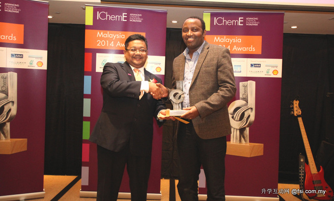 Dr Mesfin (right) accepting the award from Sazali Hamzah, Chief Executive Officer of Petronas Chemicals Group.