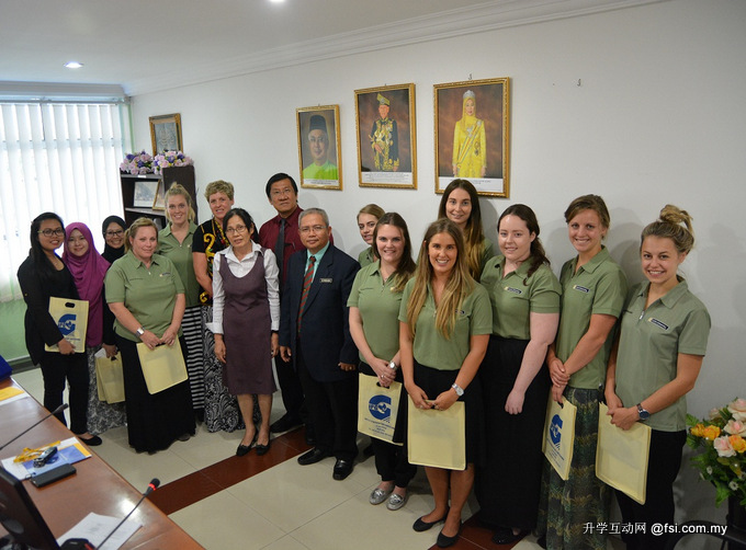 The students posing with staff of the Institute of Teacher Education, Sarawak Campus.