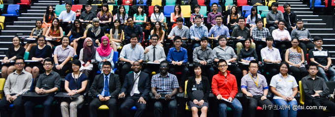 Group photo of students and staff with the industry experts. 