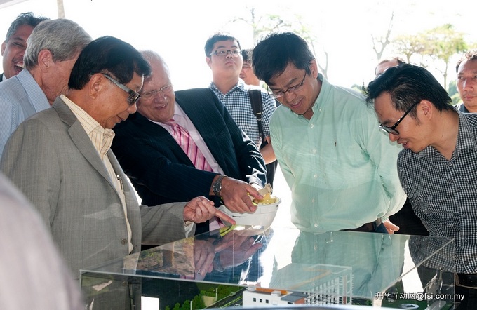 Datuk Patinggi Dr George Chan (left), Professor Mienczakowski (2nd left) and project consultants viewing model of the building.