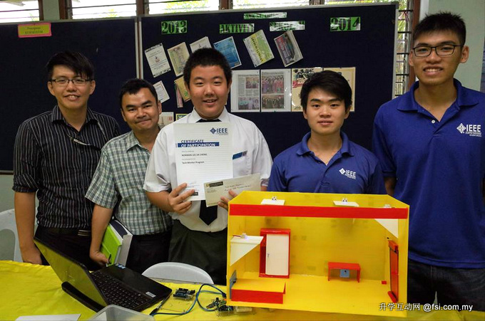 Norman Lee (middle) posing with his teacher Mr. Yuan (2nd left) and mentors and judge from Curtin Sarawak.