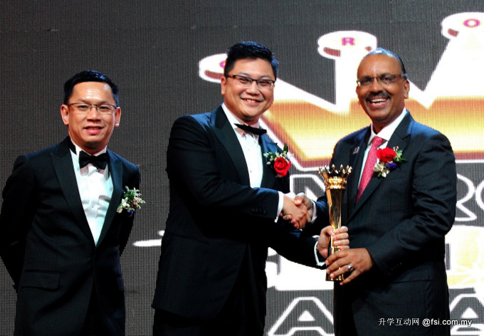 （右起）马来西亚政府首席秘书YBhg. Tan Sri Dr. Ali Hamsa将奖座颁发给世纪大学集团高级副总经理暨首席行销长拿督林安忠，马来西亚连锁协会会长Dato’ Liaw Choon Liang JP在旁见证。