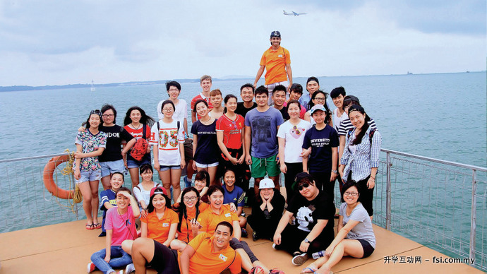 来自各国的学生一同到吴敏岛（Pulau Ubin）郊游，增进彼此间的互动。