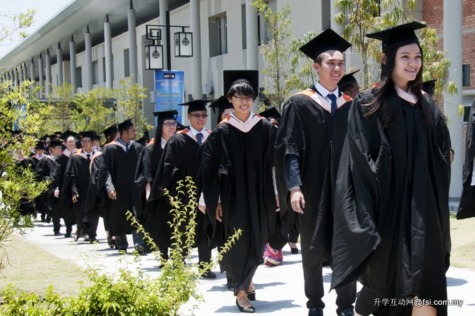 The graduands on their way to Dewan Tun Dr Ling Liong Sik 