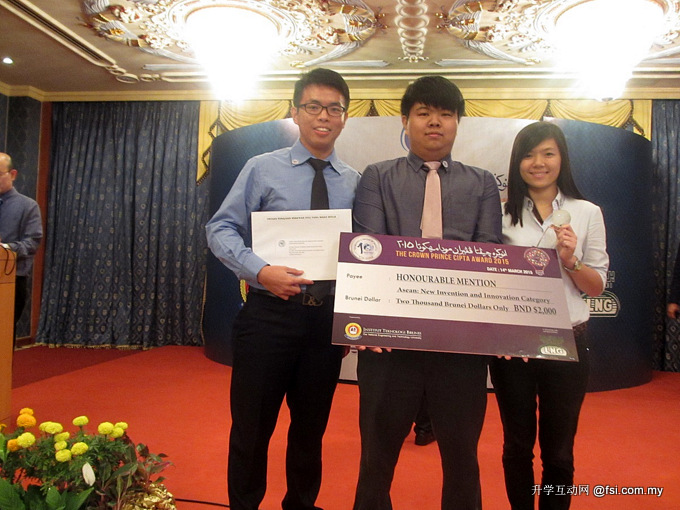 (L-R) Koh, How and Siaw posing with their award, certificate and mock cheque. 