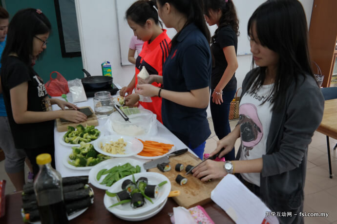 幼儿安全、健康与营养：学生正学习准备幼儿营养餐点。