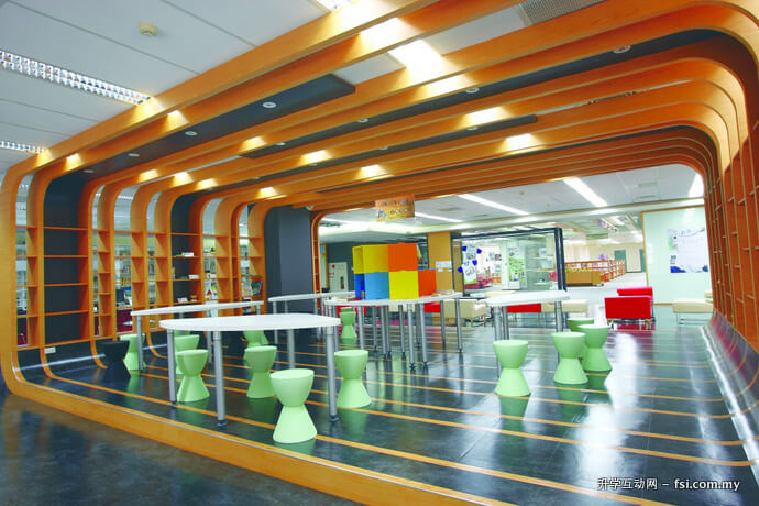 图书馆的三创阅读区，让学生在舒适的环境中进修。