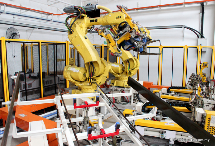 工作室备有移动式双臂机器人，为组装汽车提供便利。