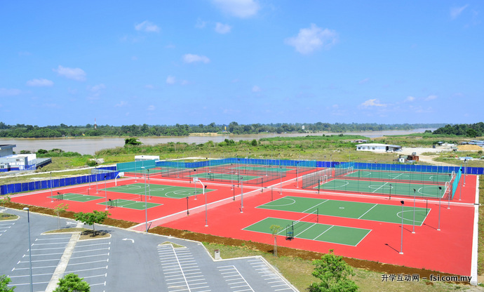 ICAM体育场位于彭亨河河畔旁，空气清新。
