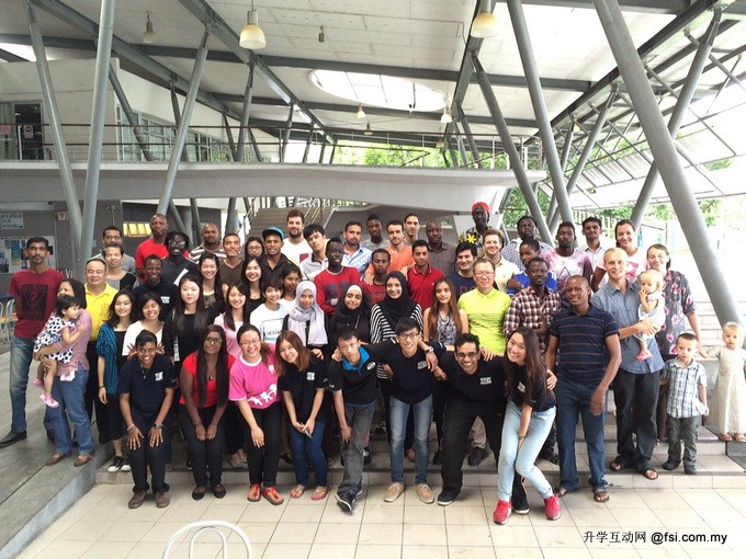 The international students posing for a group photo with Ngan (third row, second from left) and Dr Teh (second row, third from right)