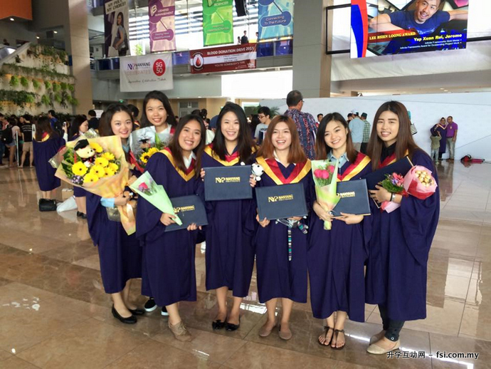 ANS 亚洲护理奖学金得主参加毕业典礼。