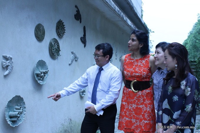 （左起）KBU院长徐从贵博士、拿汀Shalini Ganendra、设计系主任萧英蓉和设计系副主任颜秀秀博士，一同观赏学生作品。