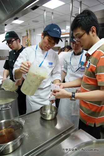KDU礼待、旅游及烹饪艺术学院生正在包装开斋什锦粥，准备分派给校内学生和职员。