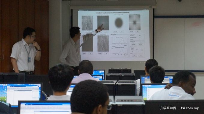 伯乐大学学院工程学院院长刁毓伟博士（中）主持计算工作坊，以工程学的基础物理学作项目模拟，旨于在学生之间提倡创新设计思维。