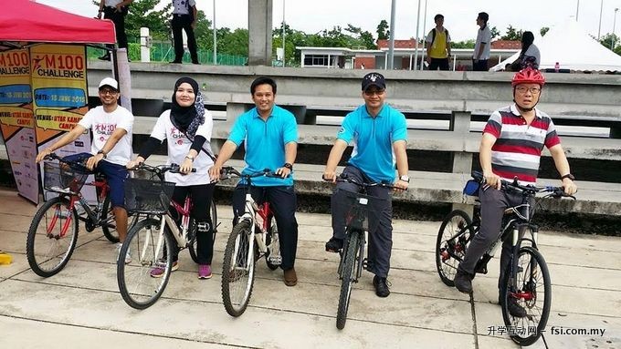 A group photo of (from left) GTI Media staff Jaideep Patel and Norhafizah, MOE staff Shahrul, Prof Arham and Dr Teh on their bicycles