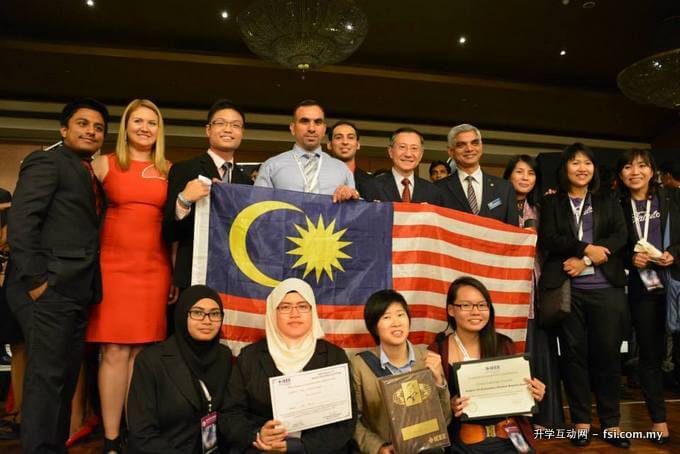 The Malaysian delegates posing with distinguished members including Dr. Takako Hasimoto (far right).
