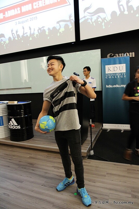 一名学生模特儿在走秀环节上展示其中一款AdidasXKDU运动服，这是伯乐大学学院与爱迪达马来西亚共同合作推出的特制运动服。