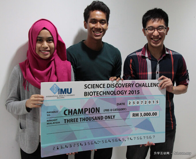 Deena Natasya（左起）、Boey Zhi Xuan和Bryan Liew Zhi Ming在科学发现挑战赛中，成功夺下金奖为校争光，并赢取3000令吉奖金。