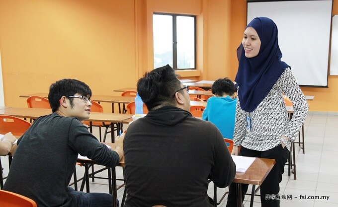 KDU大学先修课程学院的讲师，采纳各种不同的教学法授课。图为讲师Ms Siti Nur Fatiha Binti Junaidi（右）正在课堂上引导学生就议题提出本身的见解。