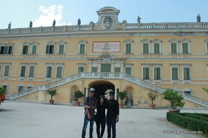 叶俊贤（右起）和他的同学Ahmad Azfar和Gladelyn，在留学意大利期间摄于科洛尔洛十八世纪古堡内的艾玛国际厨艺学院。