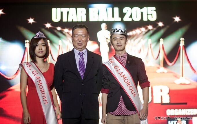 Dr Teh flanked by Mr Glamorous Au (right) and Miss Glamorous Chin (left) after the crowning moment.